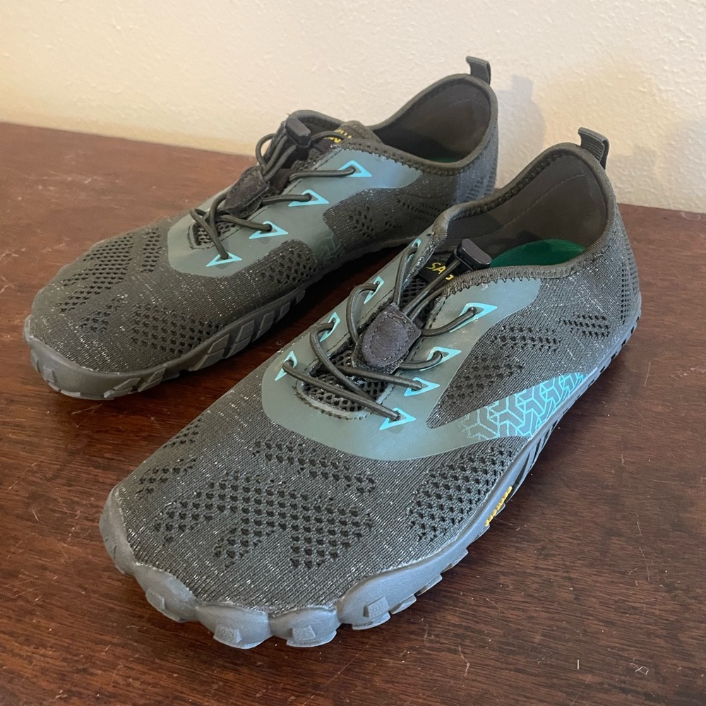Saguaro barefoot shoes. Not sure on this sizing but I’d say they are 8.5 men’s